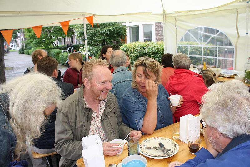 IMG_9657.JPG - Ondanks alle regen zijn de eerste straatbewoners al aanwezig