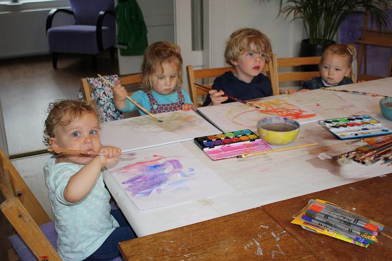 IMG_9674.JPG - Voor de kinderen was er een activiteit in het atelier van Tiny. Een heuse workshop schilderen.