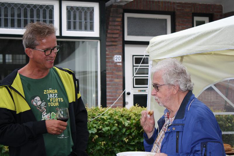 IMG_9694.JPG - Eindelijk een beetje droog. De eerste mensen stonden buiten de partytent 