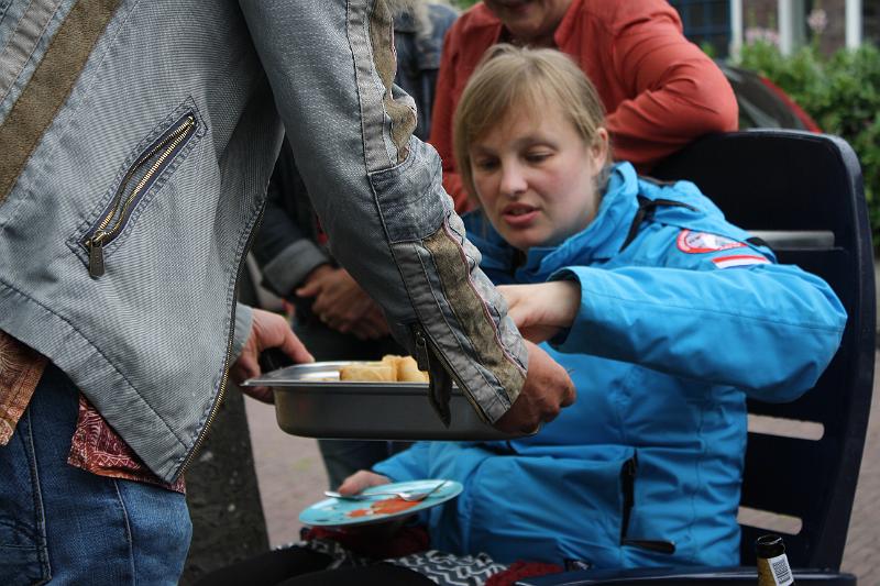 IMG_9705.JPG - Uitdelen nu ze nog lekker warm zijn